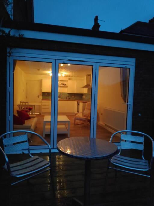 Adorable One-Bedroom Flat With Patio Garden. Southwick  Eksteriør bilde