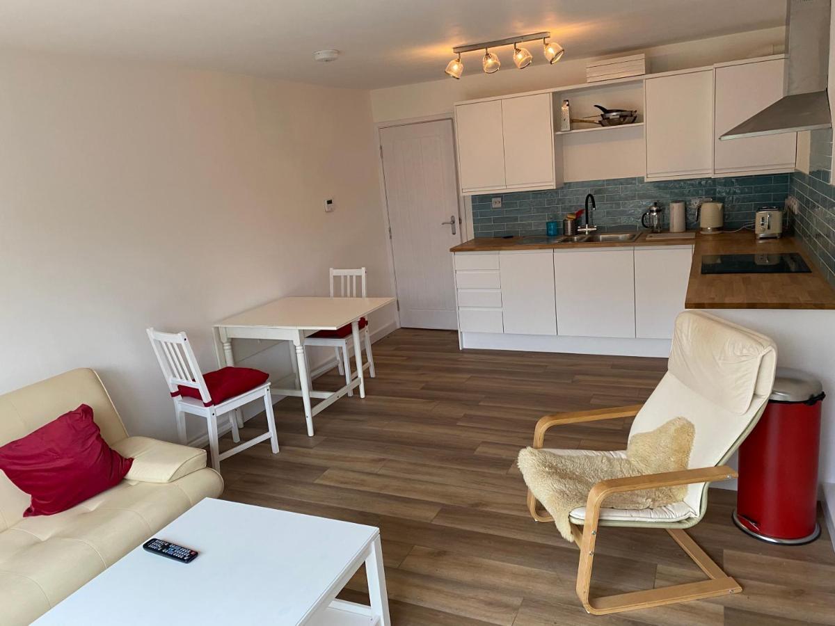 Adorable One-Bedroom Flat With Patio Garden. Southwick  Eksteriør bilde