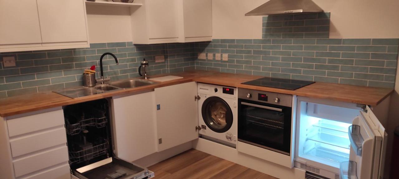 Adorable One-Bedroom Flat With Patio Garden. Southwick  Eksteriør bilde