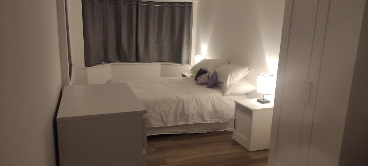 Adorable One-Bedroom Flat With Patio Garden. Southwick  Eksteriør bilde