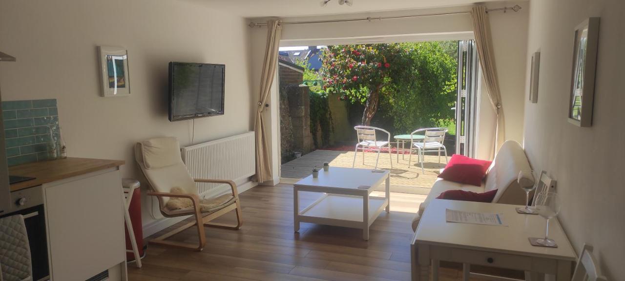 Adorable One-Bedroom Flat With Patio Garden. Southwick  Eksteriør bilde