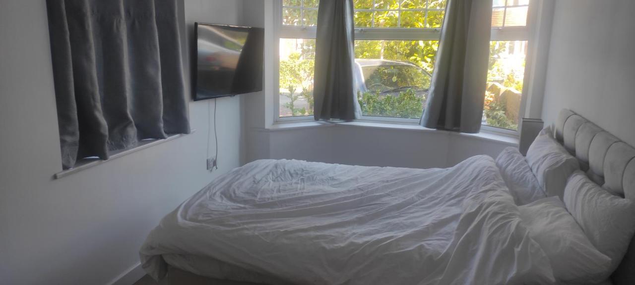 Adorable One-Bedroom Flat With Patio Garden. Southwick  Eksteriør bilde
